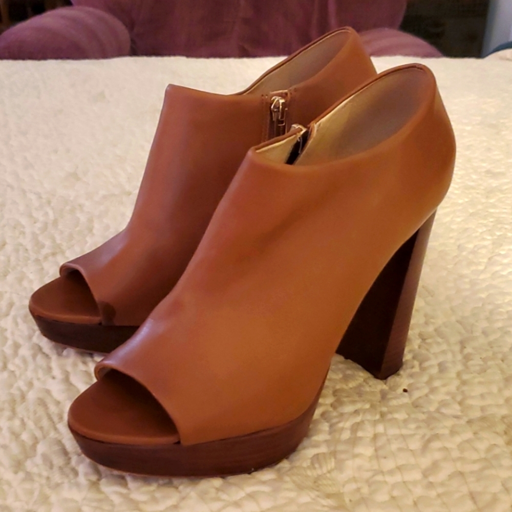Worn twice. 7.5"to heel.
